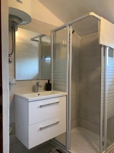 een badkamer met een wastafel en een douche bij Apartments Parać in Petrcane +83 foto's