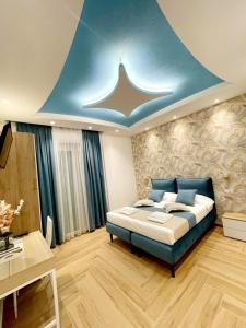 una camera con letto e soffitto blu di Affittacamere ELVI 2 a La Spezia