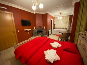 アグヴァにあるAğva Heaven Hill Butik Otelの暖炉付きの客室の大型赤いベッド1台