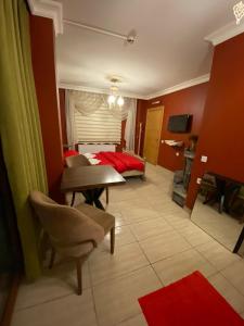 ein Wohnzimmer mit einem Tisch und ein Schlafzimmer in der Unterkunft Ağva Heaven Hill Butik Otel in Agva