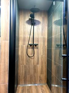 a bathroom with a shower and a glass door at Trzy Szczyty-Turbacz in Grywałd