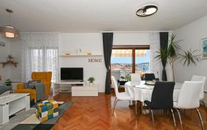 Μια τηλεόραση ή/και κέντρο ψυχαγωγίας στο Apartments Ljube