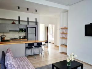 uma cozinha e uma sala de estar com um balcão em Appartement idéal pour découvrir la ville em Rabat