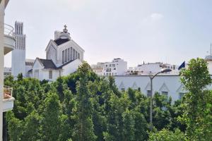 une vue d'une ville avec des bâtiments et des arbres dans l'établissement Appartement idéal pour découvrir la ville, à Rabat
