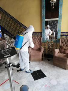 una persona vestida de blanco está pintando una habitación en HOTEL REGINA, en Tetuán