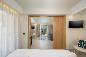 TV a/nebo společenská místnost v ubytování Alkionides Seaside Hotel