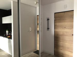 Pokój z przesuwnymi drzwiami i kuchnią w obiekcie Apartament nad morzem FABIO Kołobrzeg w Kołobrzegu