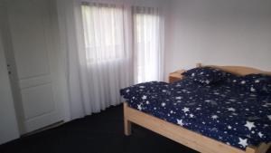 um quarto com uma cama e uma janela com estrelas em Casa Catalin em Gura Humorului