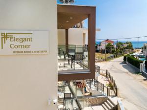 een balkon met een bord met integrale hoek bij Elegant Corner in Limenaria
