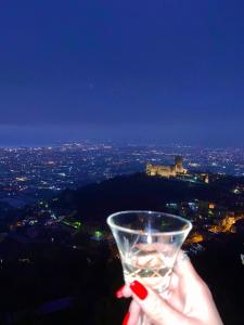una persona sosteniendo un vaso de martini por la noche en Or Son Sano, en Lettere