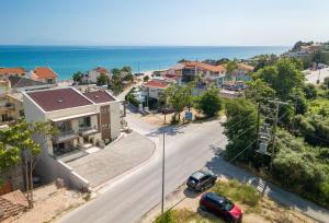 una strada in un quartiere residenziale con l'oceano di Elegant Corner a Limenaria