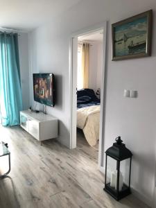 sypialnia z łóżkiem i telewizorem w lustrze w obiekcie Apartament nad morzem FABIO Kołobrzeg w Kołobrzegu