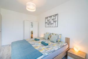 Posteľ alebo postele v izbe v ubytovaní Grey Lights Garden Apartment