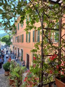 a street in a town with people and flowers at Bellagio Center Apartment n&deg;12 in Bellagio