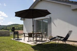 Patio alebo iná vonkajšia časť ubytovania Dom pod Sitnom