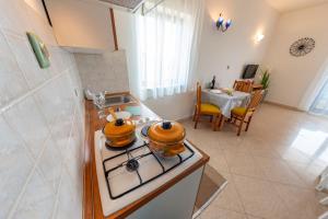 Kuchyň nebo kuchyňský kout v ubytování Apartments Krivičić green