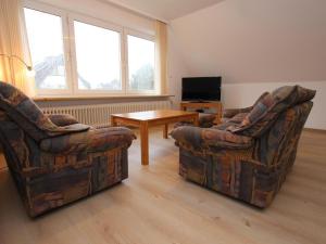 two chairs and a table in a living room at Ferienwohnung in Westerland auf Sylt in Westerland (Sylt)