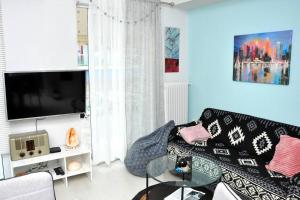 Televízia a/alebo spoločenská miestnosť v ubytovaní Koukaki sunshine roof apartment