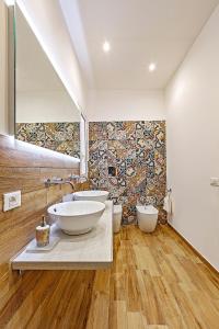 ein Badezimmer mit zwei Waschbecken und einer Mosaikwand in der Unterkunft nearporto in Trapani