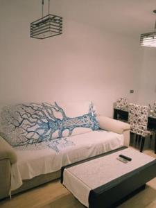 Zimmer mit einem Bett und einem Baumbild an der Wand in der Unterkunft Apartamento Sissi in Nerja