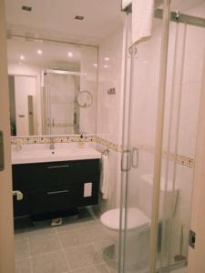 ein Badezimmer mit Dusche, Waschbecken und Toilette in der Unterkunft Apartamento Sissi in Nerja + 6 Fotos
