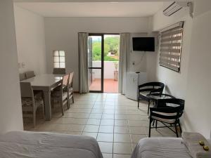 1 dormitorio con mesa y comedor en Alquiler temporario Mendoza en Mendoza