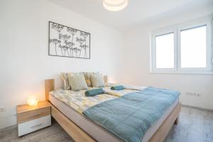 Posteľ alebo postele v izbe v ubytovaní Grey Lights Garden Apartment