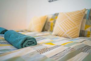 Posteľ alebo postele v izbe v ubytovaní Grey Lights Garden Apartment