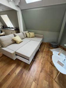 sala de estar con sofá y mesa en Le Pic Dînantais - Appartement cosy ✮, en Dinant