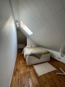 1 dormitorio con 1 cama en el ático en Le Pic Dînantais - Appartement cosy ✮, en Dinant