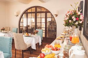 a dining room with a table with food on it at Hotel Hanan Deluxe in Arequipa