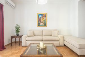 アテネにあるVictoria Best Apartmentsのリビングルーム(ソファ、テーブル付)