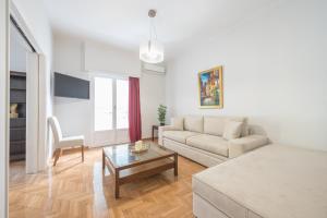 アテネにあるVictoria Best Apartmentsのリビングルーム(ソファ、テーブル付)