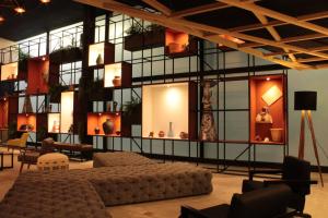 a large living room with a couch and chairs at Hotel Fontan Reforma Centro Historico in Mexico City