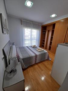 Postel nebo postele na pokoji v ubytování PISO NUEVO EN MOAÑA