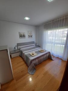 Postel nebo postele na pokoji v ubytování PISO NUEVO EN MOAÑA + 37 fotografií