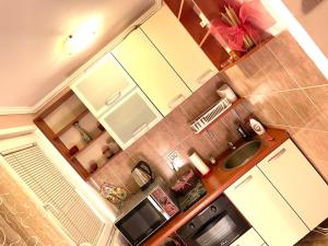 widok na kuchnię z białymi szafkami w obiekcie Studio Apartment for rent in Budva w Budvie