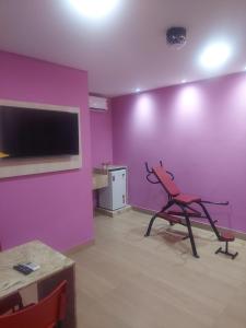 Et tv og/eller underholdning på Vélox Motéis + 1 billede