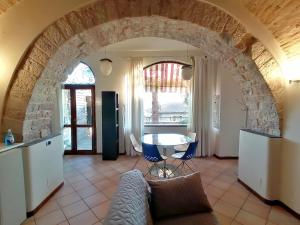 eine Küche und ein Wohnzimmer mit einem Tisch und Stühlen in der Unterkunft Assisi Garden Suite in Assisi