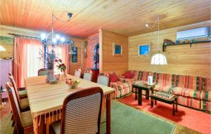 Restoran või mõni muu söögikoht majutusasutuses Awesome Home In Kneginec With Sauna