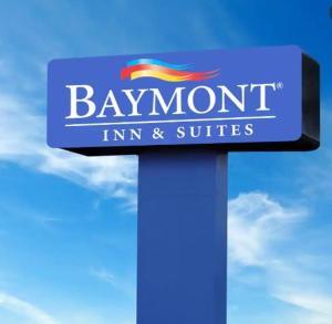 ein blaues Schild für einen Gasthof und Suiten im Baymont in der Unterkunft Baymont by Wyndham Hannibal in Hannibal