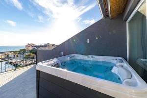 Imagen de la galería de Sunrise, beautiful penthouse with jacuzzi, en Petrčane