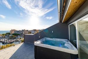 Imagen de la galería de Sunrise, beautiful penthouse with jacuzzi, en Petrčane