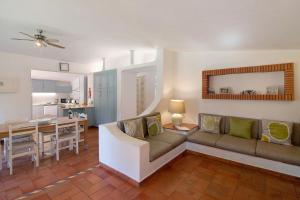 salon z kanapą i jadalnią w obiekcie Quinta da Balaia w Albufeirze