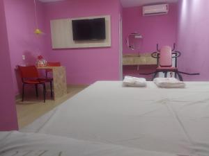 En eller flere senge i et værelse på Vélox Motéis