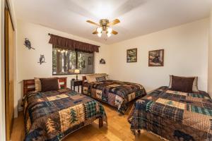 - une chambre avec 2 lits et un ventilateur de plafond dans l'établissement Yosemite Rendezvous, à Fish Camp