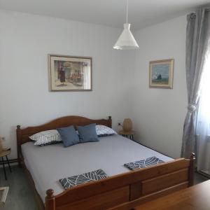 波弗加納的住宿－Villa Pagar - with jacuzzi - Renovated in 2022，一间卧室配有带白色床单和蓝色枕头的床。