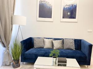 A seating area at Downtown Deak-Ferris Wheel Luxury Home