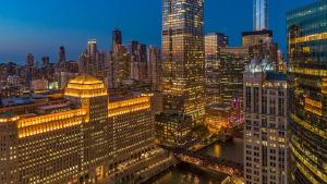 vista su una grande città di notte di voco Chicago Downtown, an IHG Hotel a Chicago