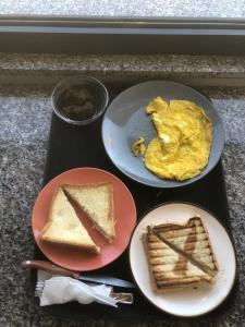 2 Teller mit Toast und Eiern auf dem Tisch. in der Unterkunft Bujtina Vjosa in Memaliaj